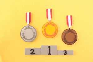 表彰台とメダル　おすすめ英語発音教材をランキングで紹介