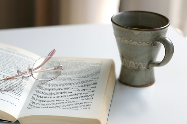 英語の小説と眼鏡　会話表現の蓄積には小説の音読がおすすめ